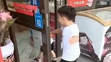 相差2岁的兄弟俩，没钱还买东西，真是太逗了，看完一定憋住别笑