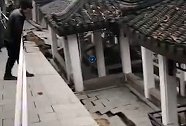 苏州一仿古长廊发生坍塌 初步判断系河道清淤导致