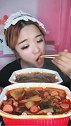 小火锅还冒着热气，小姐姐就迫不及待的开吃，嫌烫嘴吗