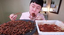 屋塔房大叔PRUMI吃麻辣炸酱面配辣白菜，味觉怕不是假的