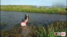 竟然在沼泽地里面钓鱼，国外小哥胆子太大了！