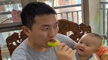 宝宝这个爸爸真小气，脸都笑成花了，也不给我吃一口！