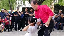 70岁的杨大爷跳起吉特巴舞，不输年轻人