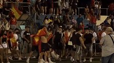 莫拉塔罚丢点球球迷怒踹栏杆 西班牙遭淘汰球迷怒摔水瓶迅速离场