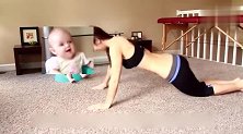 妈妈做操时发生的一幕，把宝宝给笑翻了