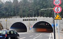 高速上隧道内禁止超车，但是遇到前车太慢怎么办？交警给你支招！