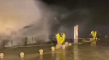 台风“黑格比”登陆浙江舟山：海浪拍打岸边汽车 狂风将雨水吹横