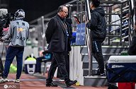 无可奈何！哨响后贝尼特斯脸色沉重 与范帅握手后径直离场