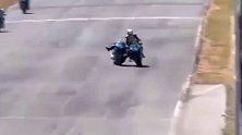 车手相撞后爬上对方摩托，赛道直接上演拳击擂台赛