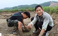 两兄弟路过旱田发现宝地，扒开土块野货一个接一个，真是惊喜啊