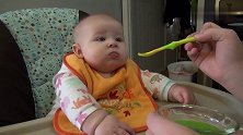 小宝宝第一次吃青豆泥，在嘴里回味一番，小表情太逗：好吃再来！
