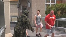 国外恶搞：小伙路边的恶搞真好玩，美女被搞也不生气