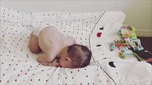 小宝宝学爬把屁股翘的老高，一旁的妈妈都被逗笑了！