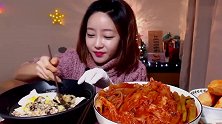 韩国妹子吃石锅拌饭，配了一大碗泡菜，吃得有滋有味