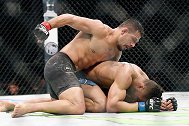 能打、能摔、能柔、还硬 全能战士桑托斯降服凯文李
