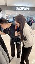 刚买的冰糖葫芦谁给我吃完了？有人看见吗