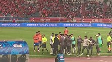 拉都拉不住！西海岸主教练郑智指着裁判骂，被红牌罚下