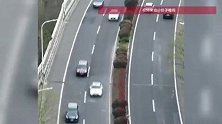 5岁萌娃与奶奶走散独自骑车上高速，警方用三架无人机升空搜寻，热心市民狂追拦截