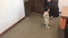 小宝宝走路大摇大摆，差点摔跤的一幕真逗！