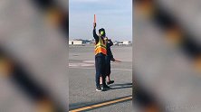 维金斯与李现身旧金山机场 客串地勤枸杞哥干得有模有样