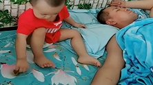 爸爸睡懒觉，宝宝的叫醒方式绝了，网友直呼：坑爹啊！