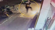 男子无故踢死路边小猫：连续飞踢4脚致死 站旁边看小猫挣扎死亡