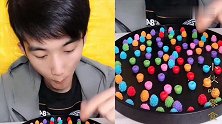 农村小伙直播吃儿时彩虹糖，各种口味任意选，是我向往的生活！