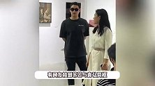 张歆艺夫妇看展被偶遇，袁弘搂肩妻子感情恩爱，6岁儿子长腿瞩目