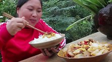 胖妹嘴馋吃“猪食”，猪肉汤泡饭拌一拌好馋人，吃相看饿了
