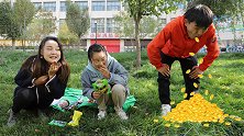 小伙饥饿难耐，看到食物狼吞虎咽，吃饱喝足后为何又狂吐不止！