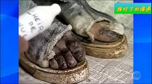 恶作剧：老头装成流浪汉，用自己臭脚熏旁人
