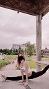 小姐姐在户外秀起了绝活，这样的一字马精彩有看点