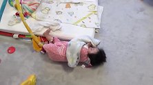 5个月的小宝宝睡相太差了，看看这奇葩睡姿，惹人笑！