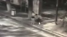 可怕！女子深夜路边等车 被男子从身后戳中臀部后离奇倒地