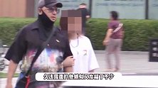 徐峥带女儿散步聊天，亲密挽手父女感情好，16岁徐小宝体型随爸