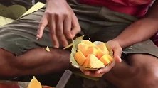 印度街边切木瓜，味道有点不一样，看到制作过程你还敢吃吗？