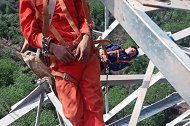 电力工人在50米高空中酣睡，网友：一定要注意安全