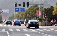 绿灯刚亮前车突然抛锚，后车压实线换车道算违章吗？交警给出答案