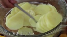 土豆别只会炒着吃，教你秘制一道小零食，做法独特，我超爱吃