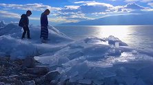 赛里木湖冰封前现冰推奇景 所有美好的事物 都要和喜欢的人分享。  长大就好