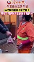 举手之劳却充满了感动，向环卫阿姨致敬！ 环卫阿姨