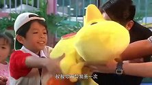 男子帮小孩扔硬币赢布娃娃，百发百中，老板输得脸都黑了