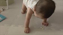 小宝宝终于会靠自己爬过来拿零食吃，妈妈都高兴坏了！