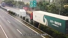 大货车压到一个轮胎后发生翻车，旁边的汽车侥幸躲过一劫