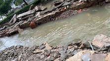 暴雨中的“暗河”4人落水2人丧生 护栏搁置3年没建好