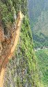 贵州大山一悬崖上的公路，宽度不足3米，这样的地方你敢开吗？