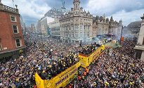 场面十分壮观！利兹联举行英冠夺冠庆典巡游