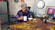 100岁老太独自生活盼五世同堂，1天走2里路白发变黑发