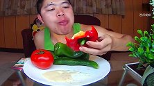 泰国老铁吃辣椒，蘸一点奶油一口一个，嘴撅得老高！