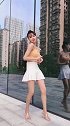 清新自然的超短裙魅力又减龄,彰显出美女的时尚性感